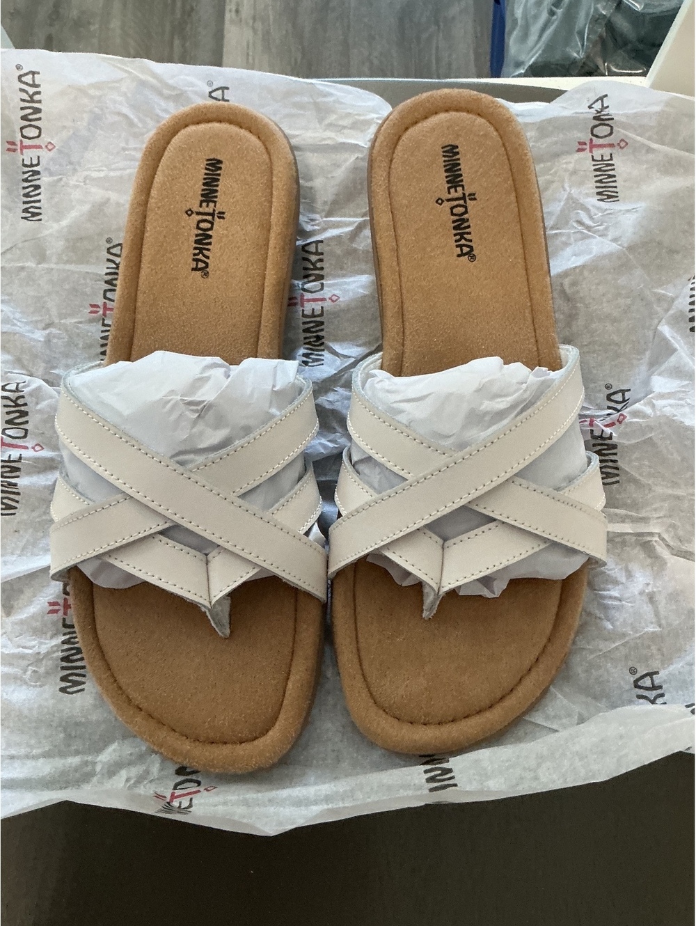 Womans Size 10W Wide Minnetonka Sunny Sandal White